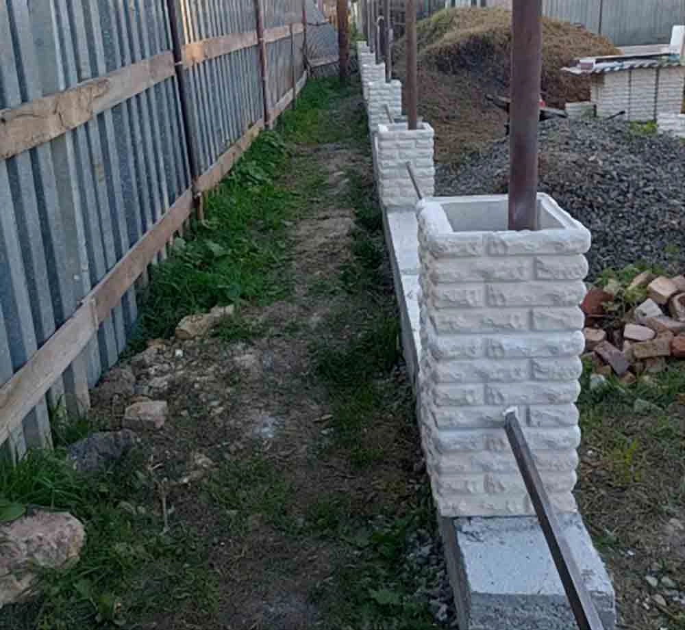 Блок забора "Колотый кирпич с замком"